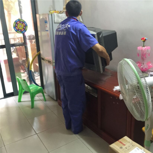 爱心电视机送进家门 越秀区“暖民心 送温暖”活动深暖民心 公益慈善 第8张 爱心电视机送进家门 越秀区“暖民心 送温暖”活动深暖民心 公益慈善 第8张