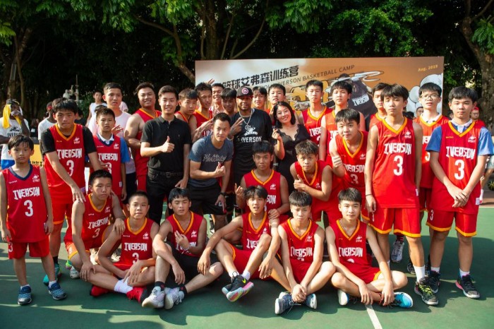 篮球巨星艾弗森走进华师初中,现场教学激励学子触摸国际星未来 教育培训 第5张 篮球巨星艾弗森走进华师初中,现场教学激励学子触摸国际星未来 教育培训 第5张