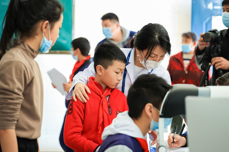 依视路视力基金会开展“睛彩童年 点亮西畴”暖冬公益行 新闻资讯 第1张 依视路视力基金会开展“睛彩童年 点亮西畴”暖冬公益行 新闻资讯 第1张