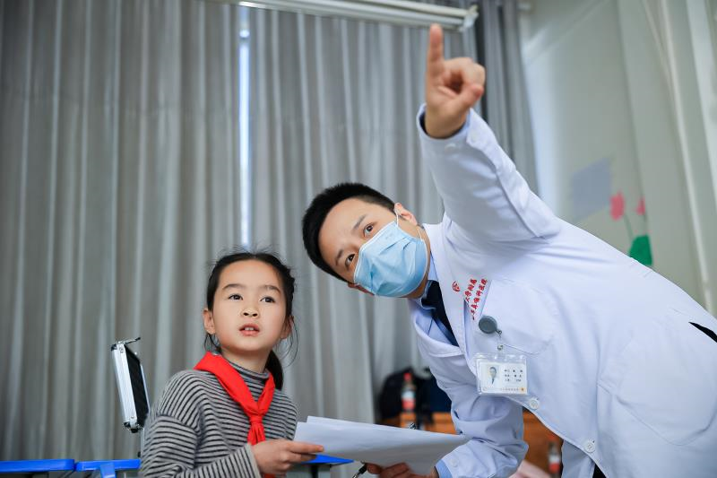 依视路视力基金会开展“睛彩童年 点亮西畴”暖冬公益行 新闻资讯 第3张 依视路视力基金会开展“睛彩童年 点亮西畴”暖冬公益行 新闻资讯 第3张