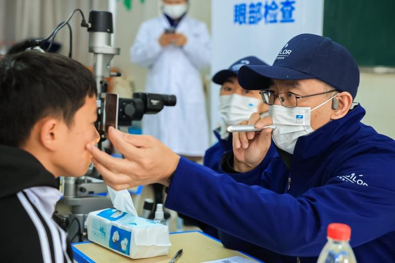 依视路视力基金会开展“睛彩童年 点亮西畴”暖冬公益行 新闻资讯 第4张 依视路视力基金会开展“睛彩童年 点亮西畴”暖冬公益行 新闻资讯 第4张