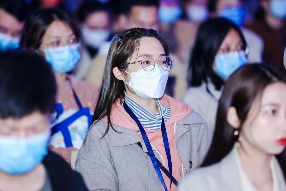 爱尔眼科举行ICL晶体植入手术体验升级发布会  可矫正50—1800度近视、600度内散光 母婴健康 第4张