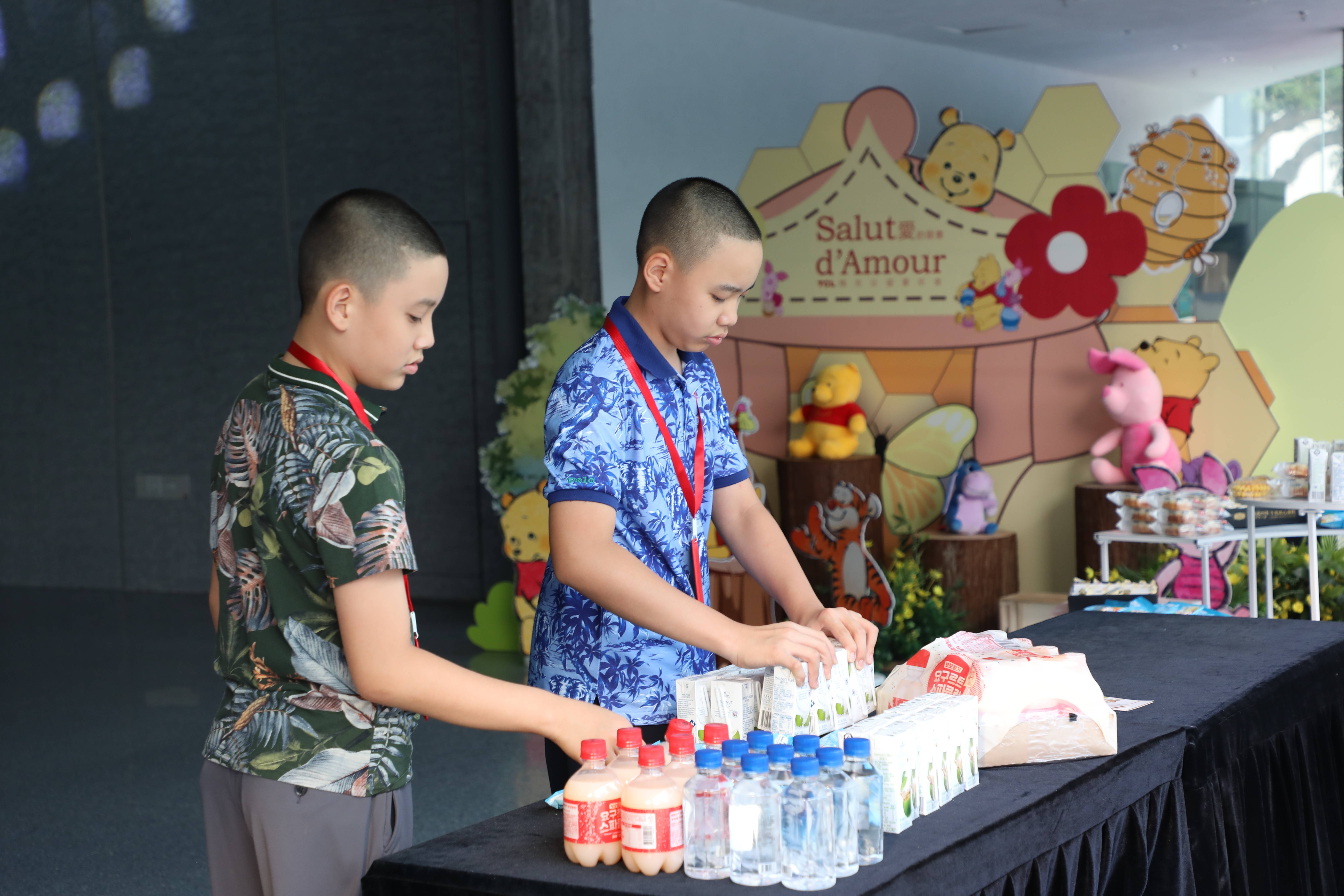 李秉宸、李秉恒小朋友为音乐会准备茶歇物品(1).jpg 李秉宸、李秉恒小朋友筹办儿童节公益音乐会 新闻资讯 第2张 李秉宸、李秉恒小朋友筹办儿童节公益音乐会 新闻资讯 第2张