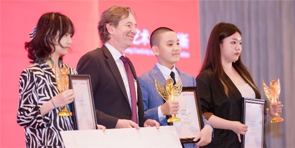 下载.jpg 李秉宸等多名深圳中学生获评“2023福布斯中国青少年艺术家”金奖 新闻资讯