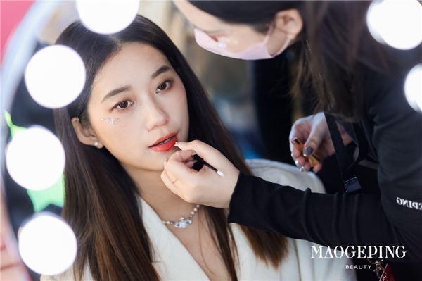 草莓音乐节 | “莓”你不可!毛戈平美妆伴你唱响穗城“高光时刻” 新闻资讯 第5张 草莓音乐节 | “莓”你不可!毛戈平美妆伴你唱响穗城“高光时刻” 新闻资讯 第5张