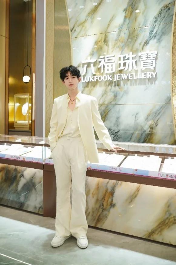 长春郭俊辰空降家乡X六福珠宝高燃庆生 开启福禄狂欢 ——六福珠宝2024周年庆发布会 新闻资讯 第10张 长春郭俊辰空降家乡X六福珠宝高燃庆生 开启福禄狂欢 ——六福珠宝2024周年庆发布会 新闻资讯 第10张