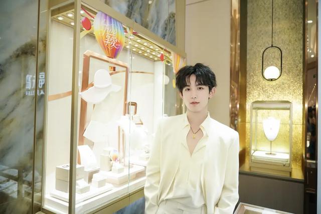 长春郭俊辰空降家乡X六福珠宝高燃庆生 开启福禄狂欢 ——六福珠宝2024周年庆发布会 新闻资讯 第15张 长春郭俊辰空降家乡X六福珠宝高燃庆生 开启福禄狂欢 ——六福珠宝2024周年庆发布会 新闻资讯 第15张