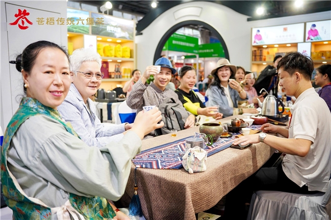 苍梧县茶产业发展局引领茶企亮相2024秋季中国 (广州)国际茶业博览会 新闻资讯 第3张 苍梧县茶产业发展局引领茶企亮相2024秋季中国 (广州)国际茶业博览会 新闻资讯 第3张