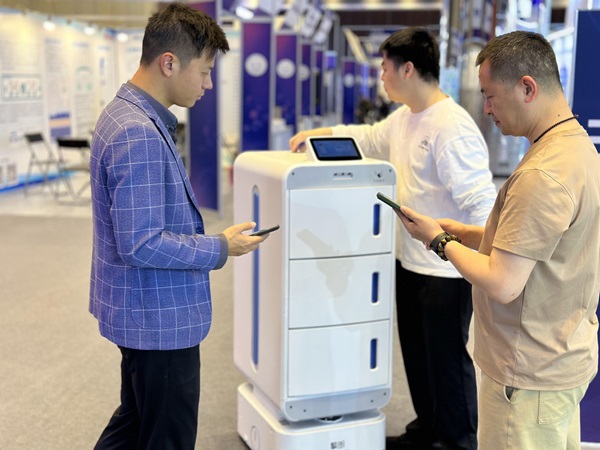 2.jpg 擎朗亮相2025华南医院信息网络大会,引领智慧医院建设新浪潮 新闻资讯 第2张 擎朗亮相2025华南医院信息网络大会,引领智慧医院建设新浪潮 新闻资讯 第2张