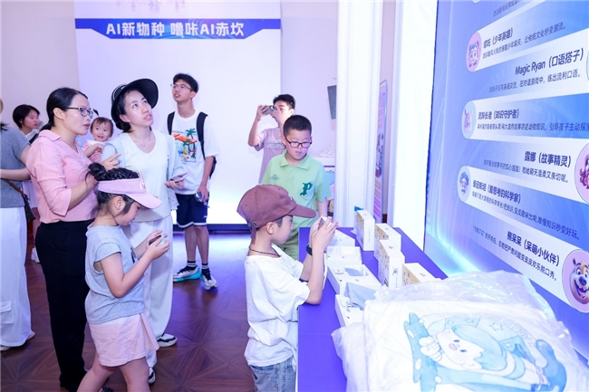 带娃来赤坎赚翻了!簪花体验+噜咔博士AI 拍学机刷新五一文旅体验天花板 新闻资讯 第2张 带娃来赤坎赚翻了!簪花体验+噜咔博士AI 拍学机刷新五一文旅体验天花板 新闻资讯 第2张