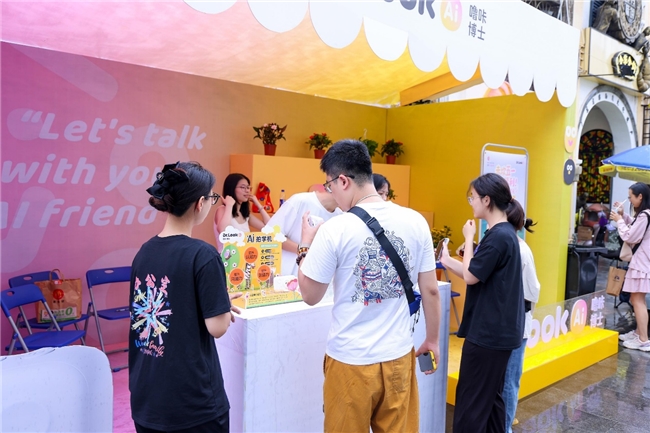 带娃来赤坎赚翻了!簪花体验+噜咔博士AI 拍学机刷新五一文旅体验天花板 新闻资讯 第3张 带娃来赤坎赚翻了!簪花体验+噜咔博士AI 拍学机刷新五一文旅体验天花板 新闻资讯 第3张