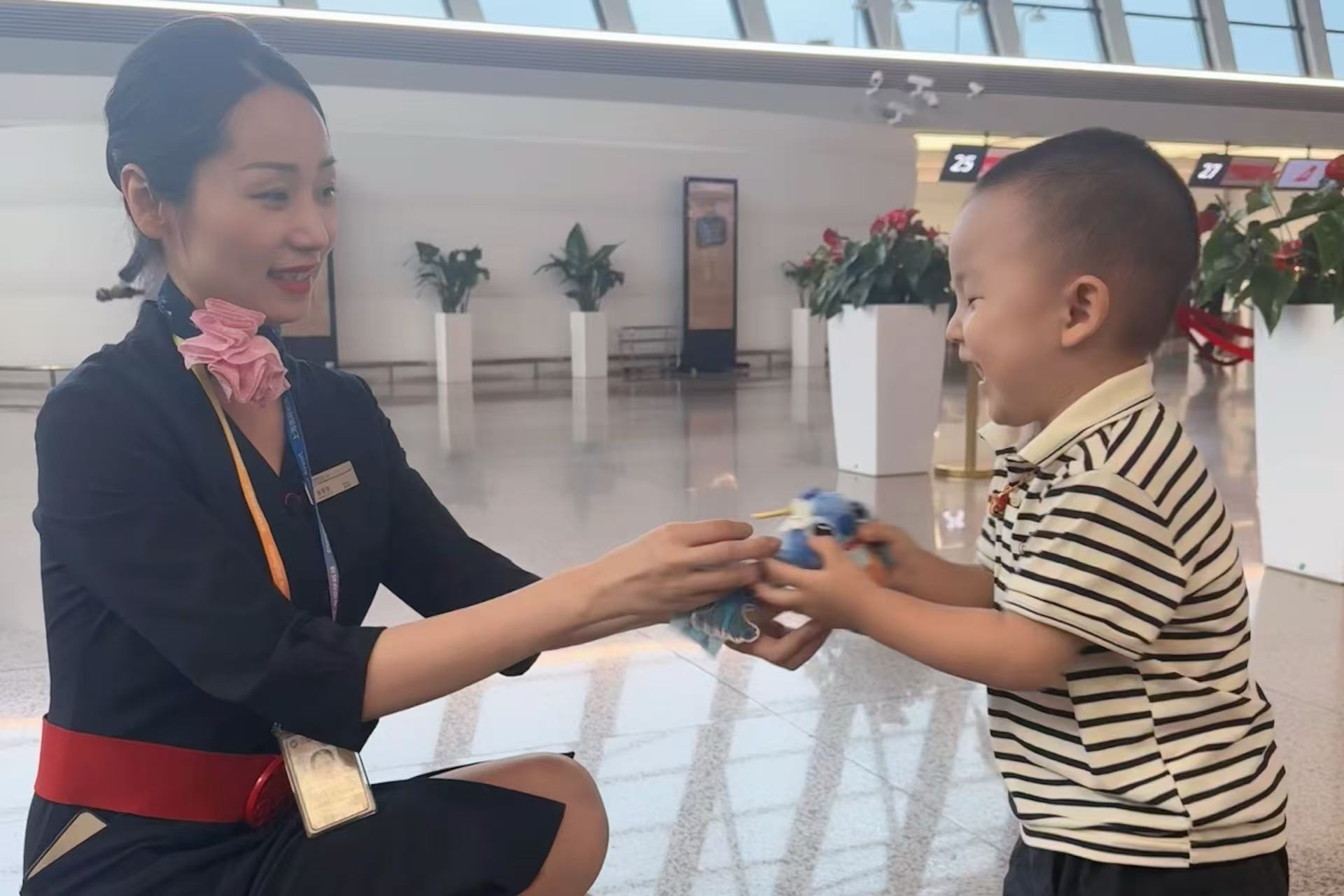 东航儿童节惊喜：浦东机场史迪奇萌礼相赠，暑期全新航线启航在即 新闻资讯 第3张