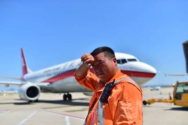 暑运旺季：东航装卸员说“行李明显多了”