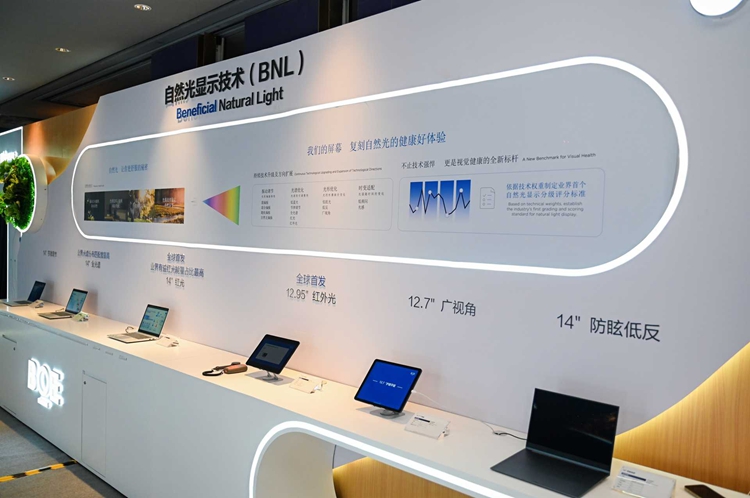 京东方柔性OLED旗舰新品发布 携手OPPO一加共同开启中国屏幕刷新时刻 国内资讯 第2张