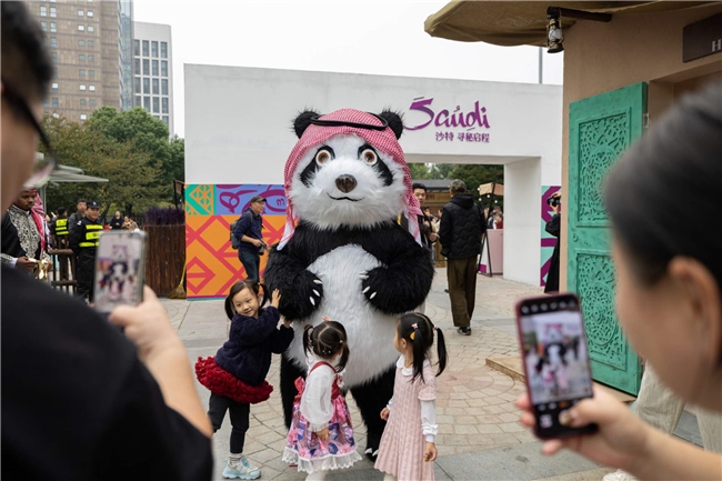 上海“沙特小镇”首日爆满！一秒穿越阿拉伯，沉浸式体验圈粉无数 新闻资讯 第8张