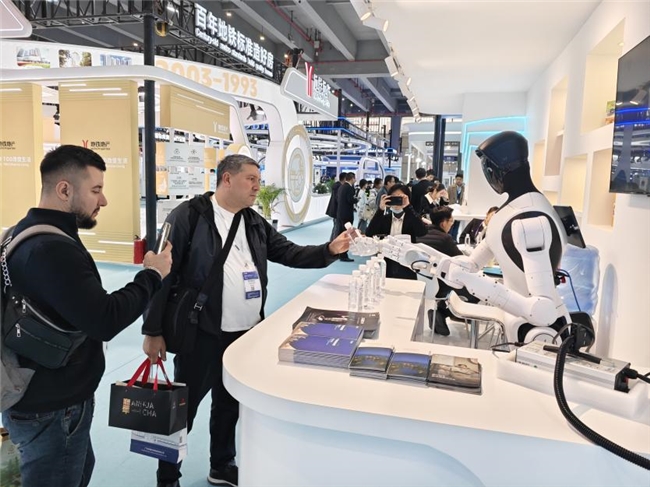 智元机器人首次亮相轨交展,广州地铁展位成打卡点 新闻资讯 第2张 智元机器人首次亮相轨交展,广州地铁展位成打卡点 新闻资讯 第2张