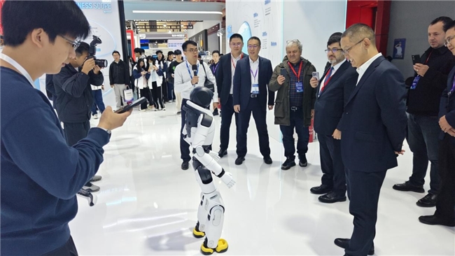 智元机器人首次亮相轨交展,广州地铁展位成打卡点 新闻资讯 第4张 智元机器人首次亮相轨交展,广州地铁展位成打卡点 新闻资讯 第4张